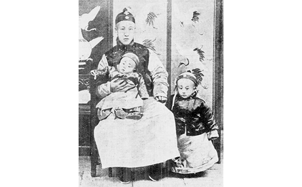 あらためて問う。張作霖爆殺事件の真相とは?
満州事変を仕掛けた石原莞爾、「新幹線の父」十河信二、張作霖爆殺事件の実行犯・東宮鐵男、「中国通の外交官」吉田茂、盧溝橋事件の口火を切った東條英機……さまざまな人物が交錯した「満州国」。この国の歴史を遡行するのではなく時間軸に沿って、資料や証言を検証して見えてきたものとは?